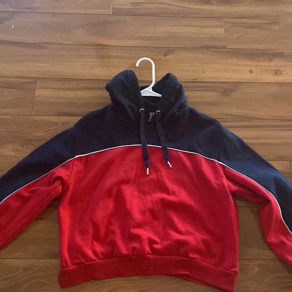 Cropped black and red hoddie - Picture 3 of 4